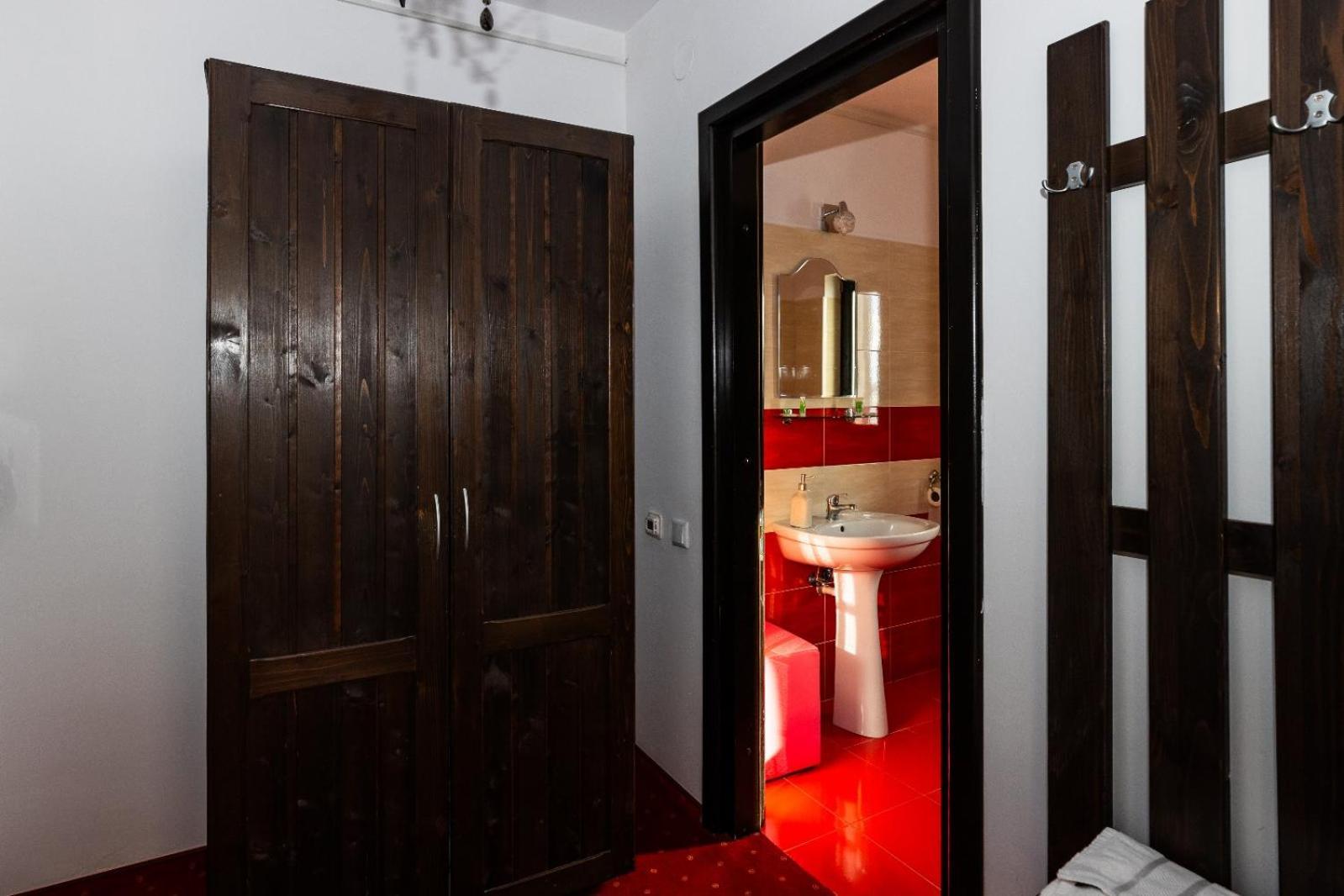 Vila Luca-Hotel Şirnea エクステリア 写真