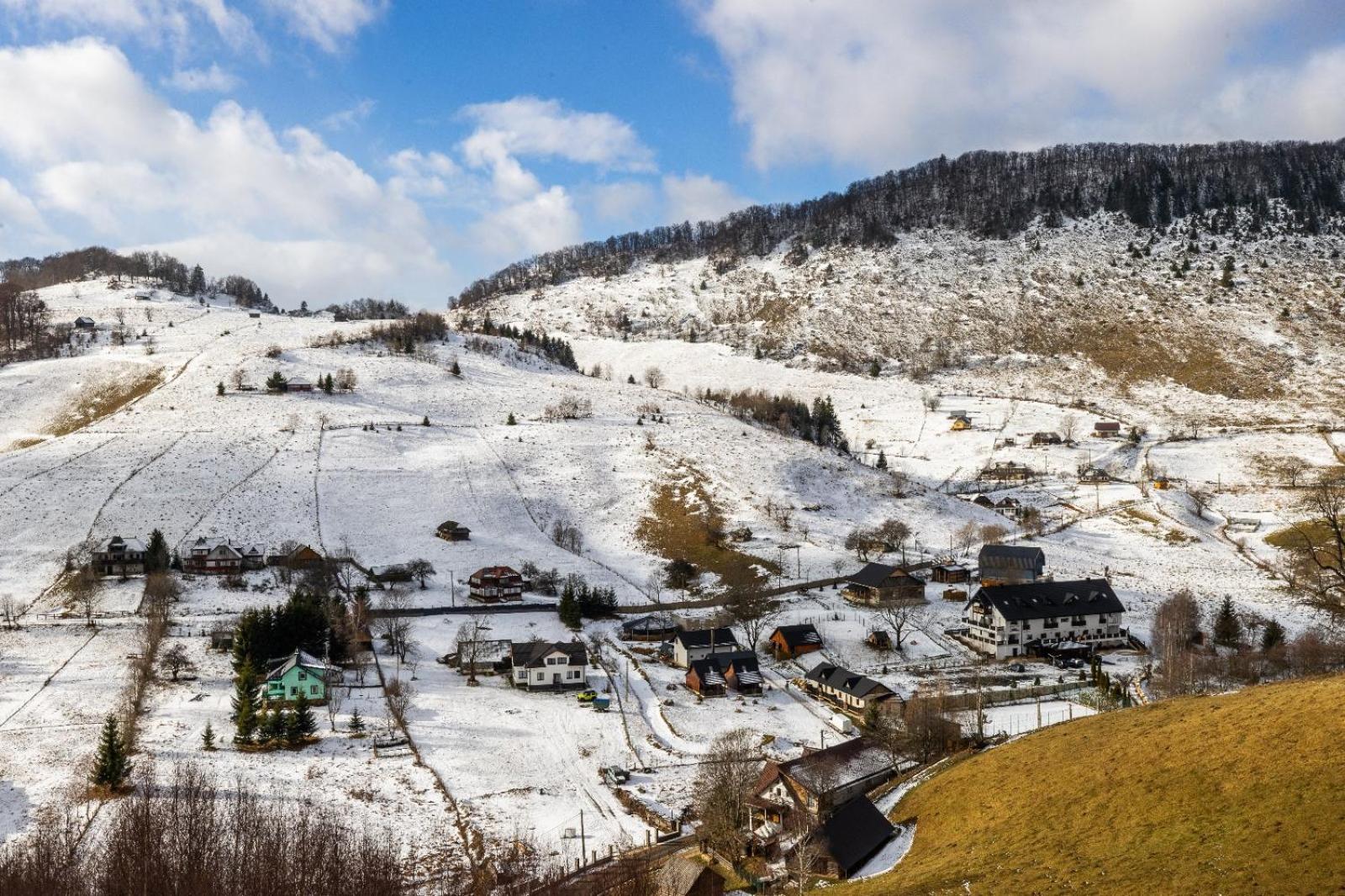 Vila Luca-Hotel Şirnea エクステリア 写真