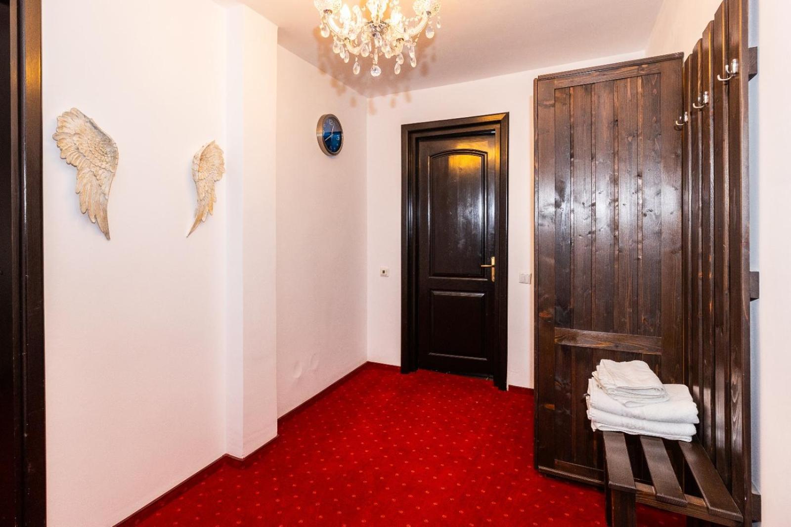 Vila Luca-Hotel Şirnea エクステリア 写真