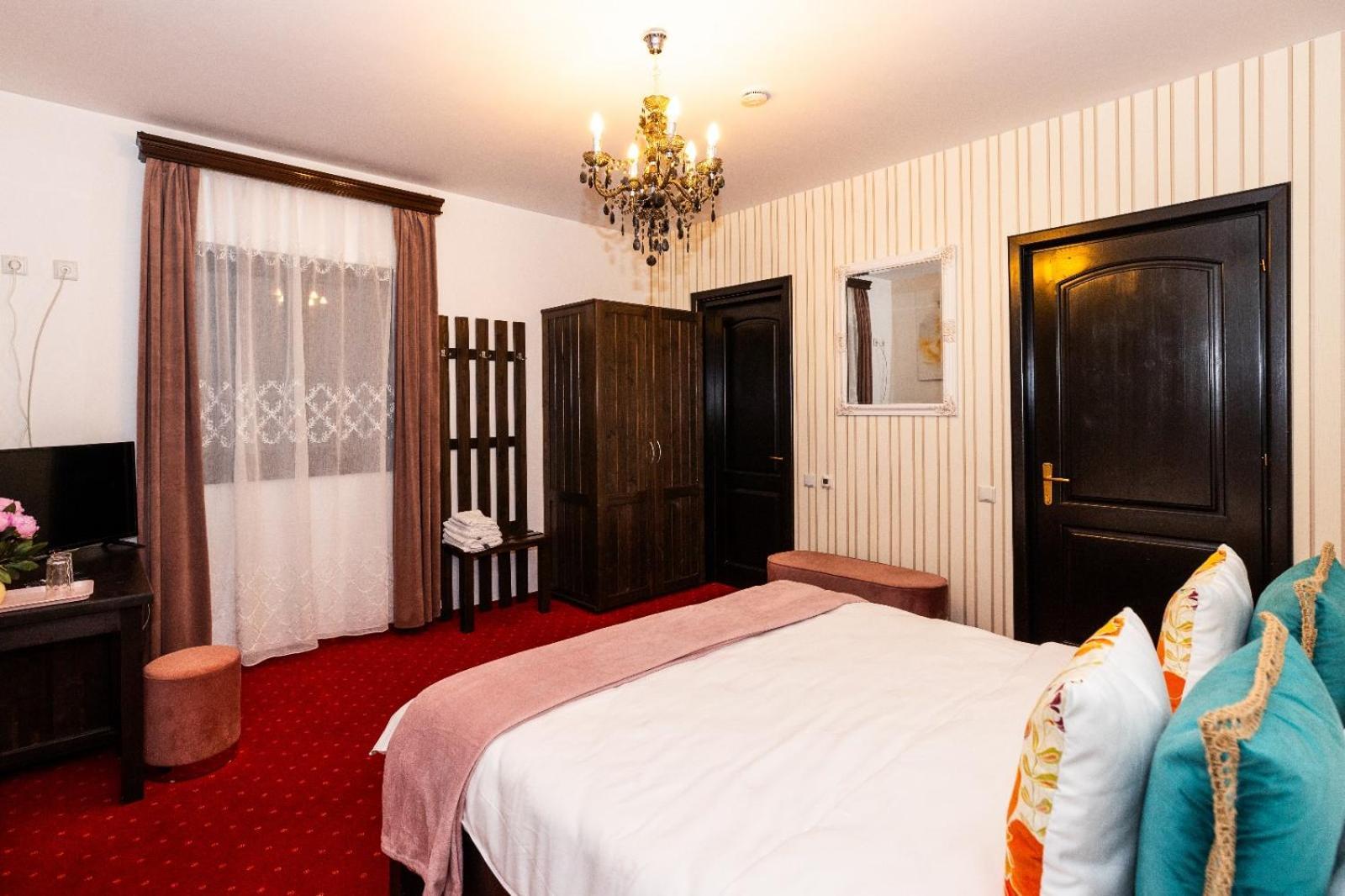 Vila Luca-Hotel Şirnea エクステリア 写真