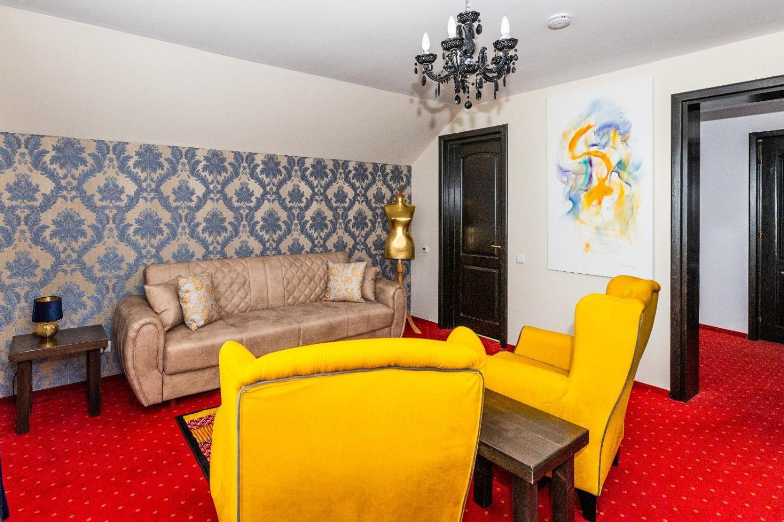 Vila Luca-Hotel Şirnea エクステリア 写真