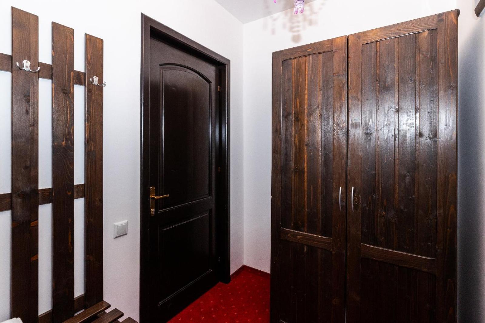 Vila Luca-Hotel Şirnea エクステリア 写真