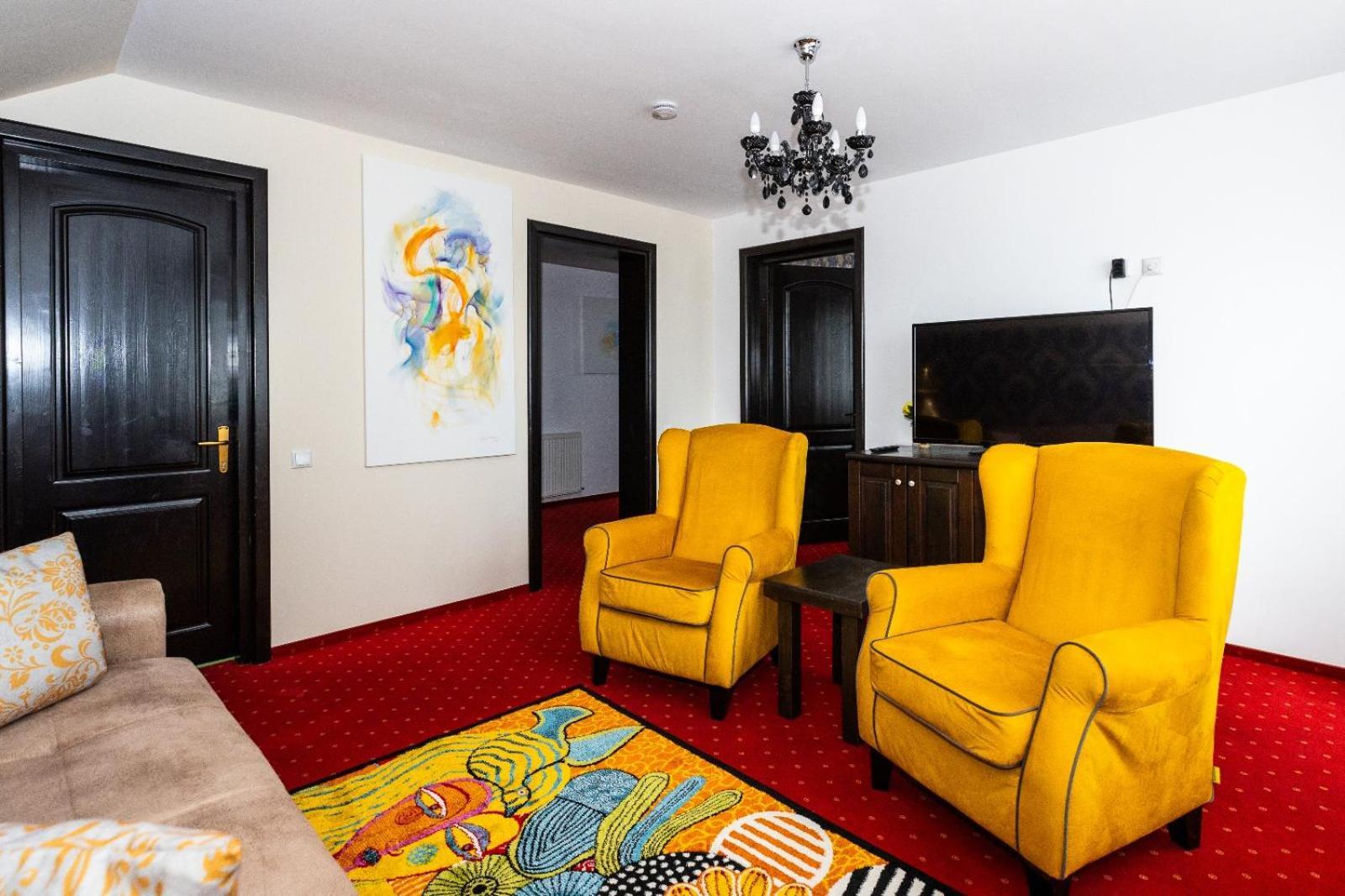 Vila Luca-Hotel Şirnea エクステリア 写真