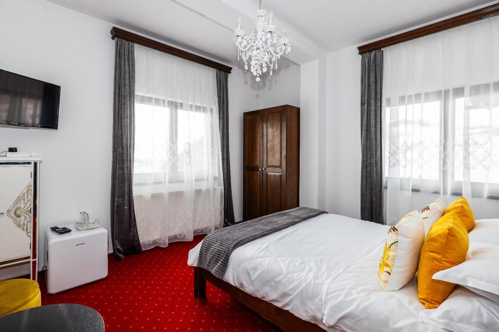 Vila Luca-Hotel Şirnea エクステリア 写真