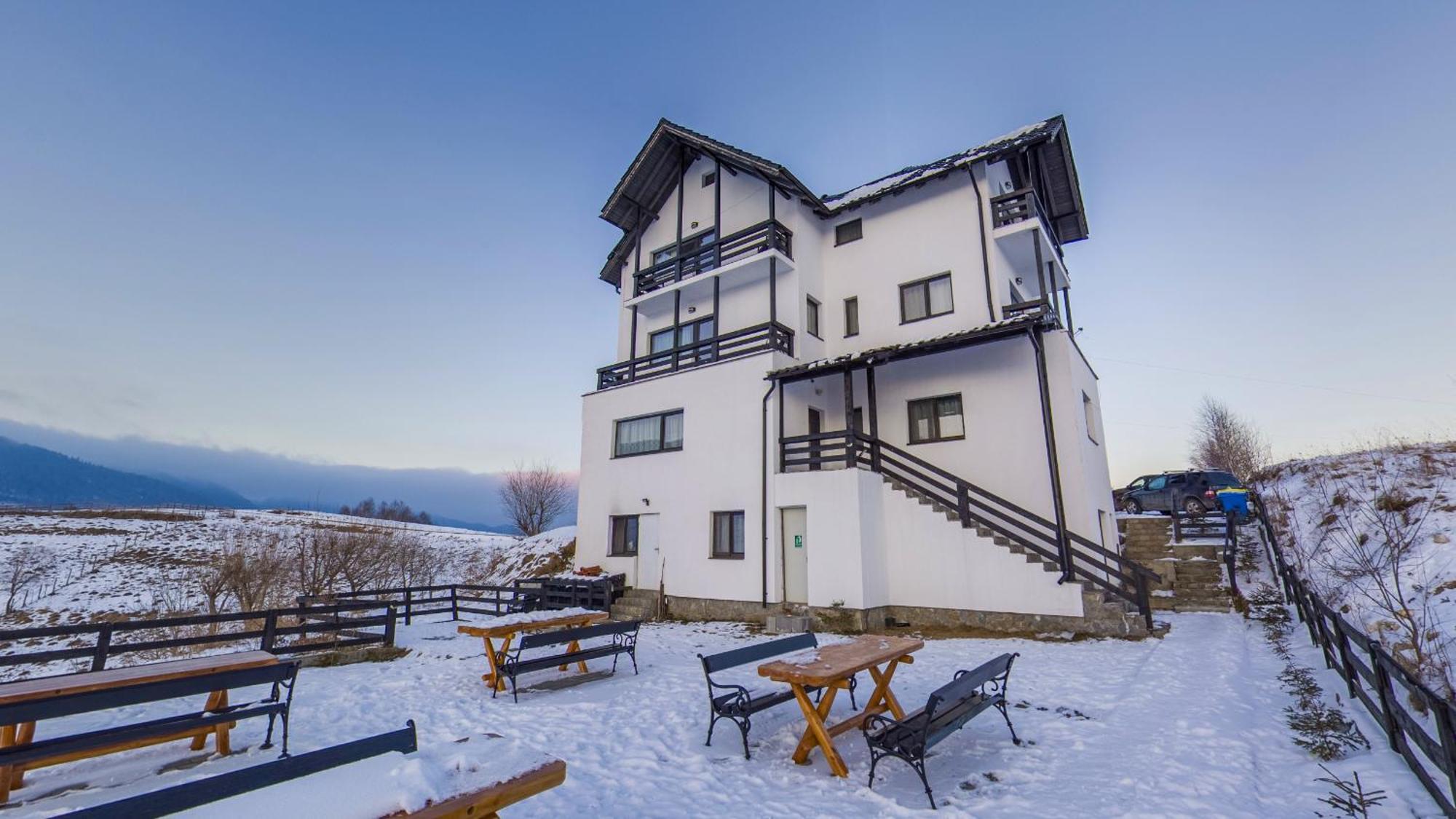 Vila Luca-Hotel Şirnea エクステリア 写真